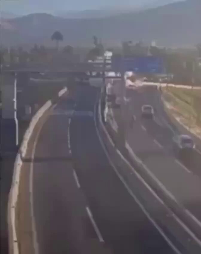 🚨🚨🚨🚨لــحــظـــات مُـــرعـــبـــة انفجار شاحنة محمّلة بالغاز السائل على طريق سريع في تشيلي يخلّف قتلى وجرحى