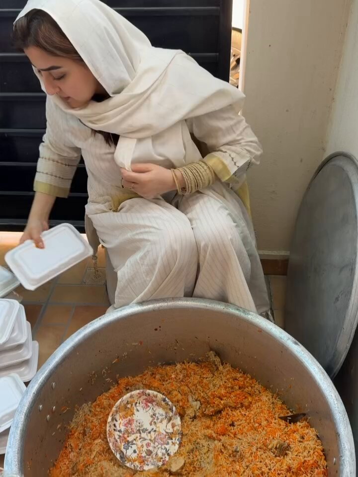 #MahumNaeem while packing iftaar boxes