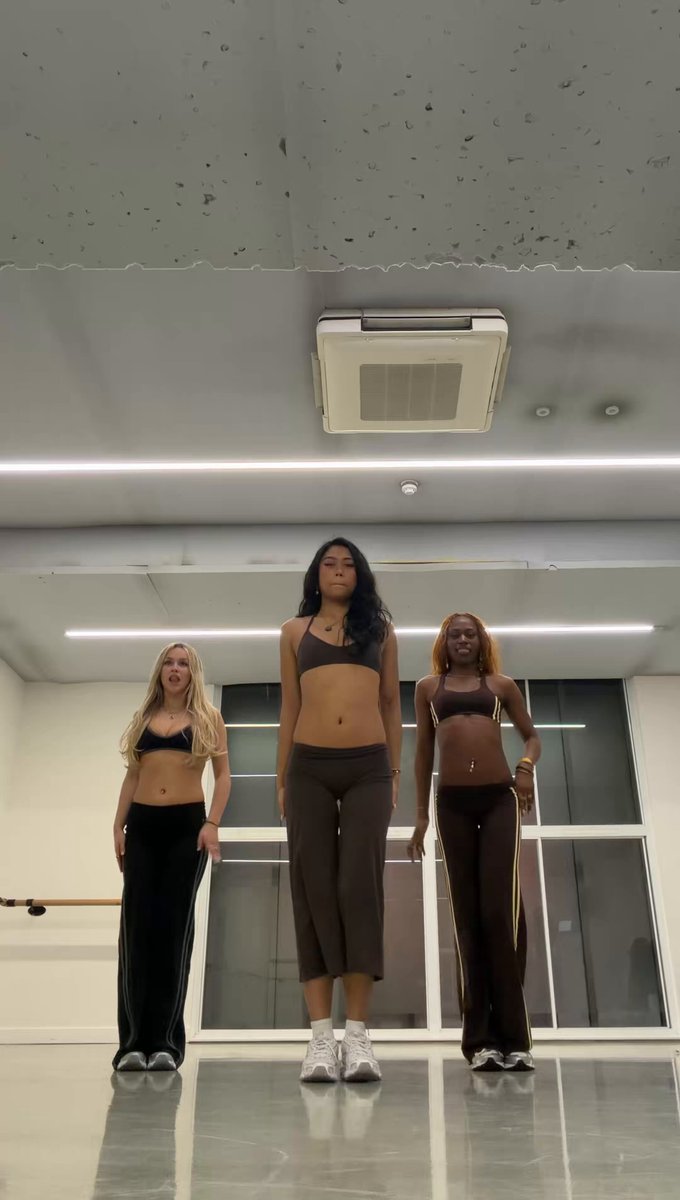 handography momenttt🤭 can't wait to show you the full choreo