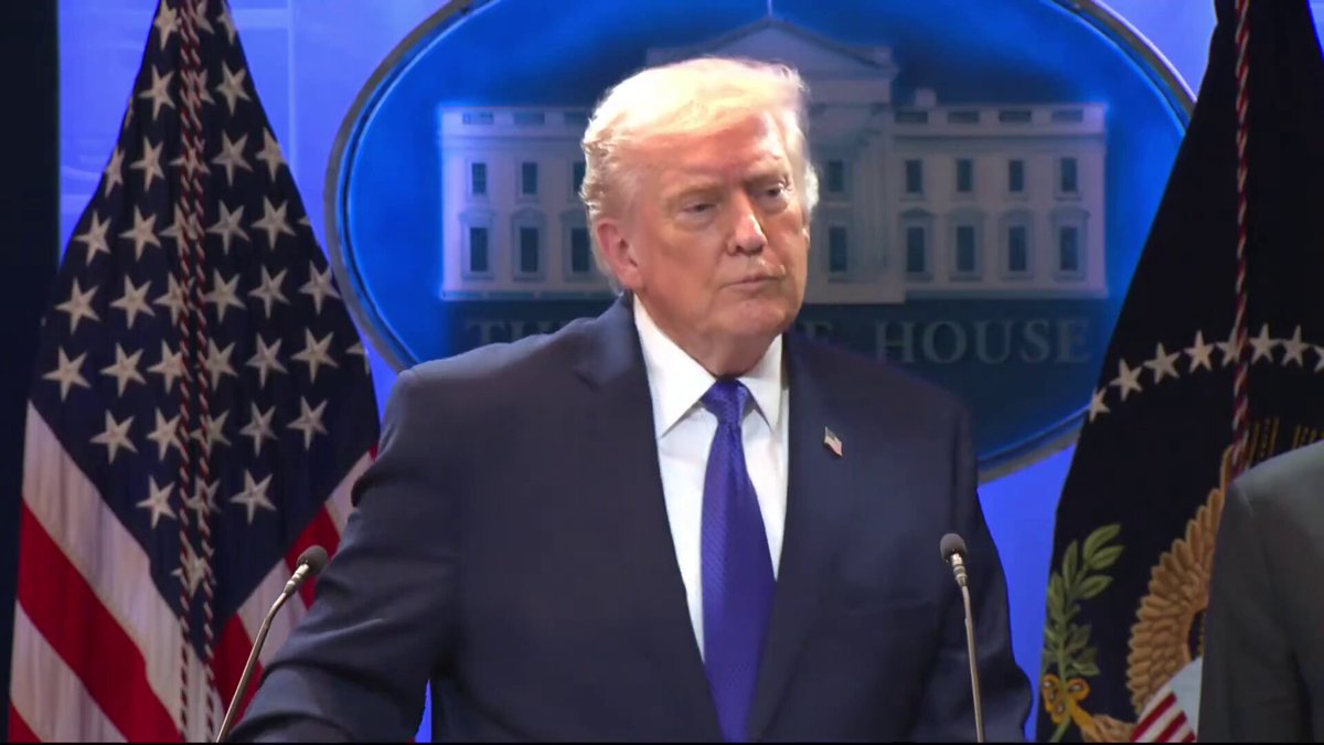 HOLY SH*T 🚨 President Trump just COMPLETELY shutdown CNN trying to ask a question “I dont talk to CNN. It is Fake News” LMAO I LOVE THIS 🤣