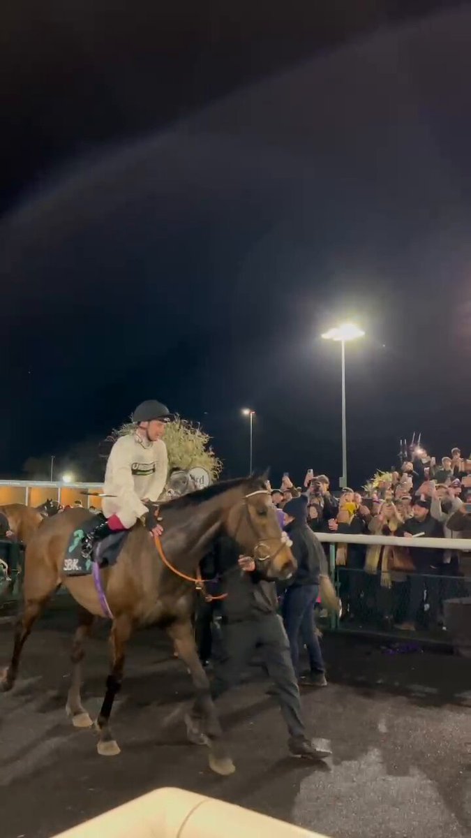 A brilliant reception for Constitution Hill and Oisin Murphy after winning at Southwell Racecourse 👏👏