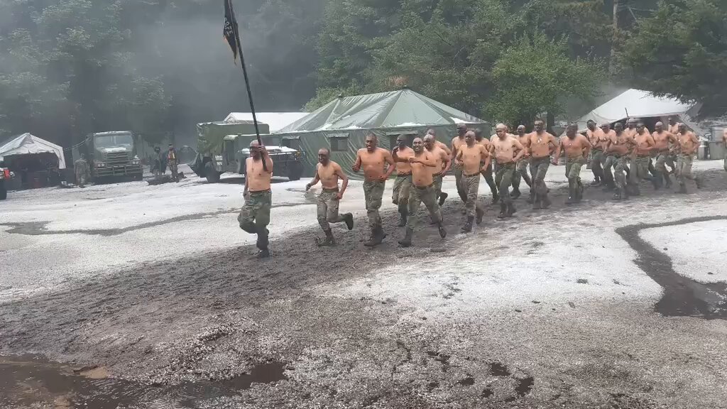 "Si quieres ser, de este grupo ven y corre todo los días, todas las noches, Ufaa, Ufaa....Ufaaaaa!! Murciélagos.