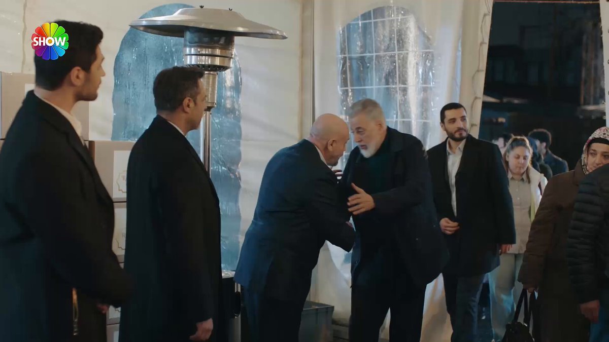 Abdullah Bey, iftar çadırı düzenliyor… #KızılcıkŞerbeti yeni bölümüyle @showtv’de. Gold Film