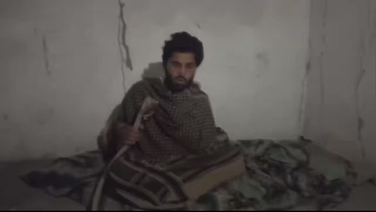 خیبر پختونخواہ اور خاص طور پر وزیرستان کے لوگ جہنم میں زندگی گزار رہے ہیں،ایک طرف فوج اور دوسری طرف فوج کے پالتو طالبان بندوق لئے کھڑے ہیں اور اس نوجوان کو طالبان نے اسلئے اغواء کیا ہے کہ اس نے کمسن کرکٹر بچی آئینہ وزیر کی وڈیو بنائی تھی اور اب اس بچاری بچی کی جان کی الگ خطرہ ہے