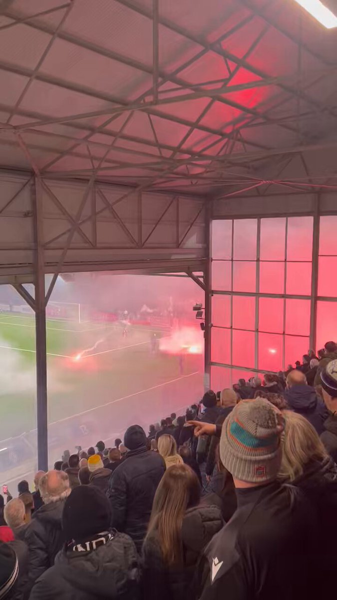 Drogheda United fans greet the teams by firing flares onto the pitch in their corner of the ground. It was 100pc green for a while anyways….