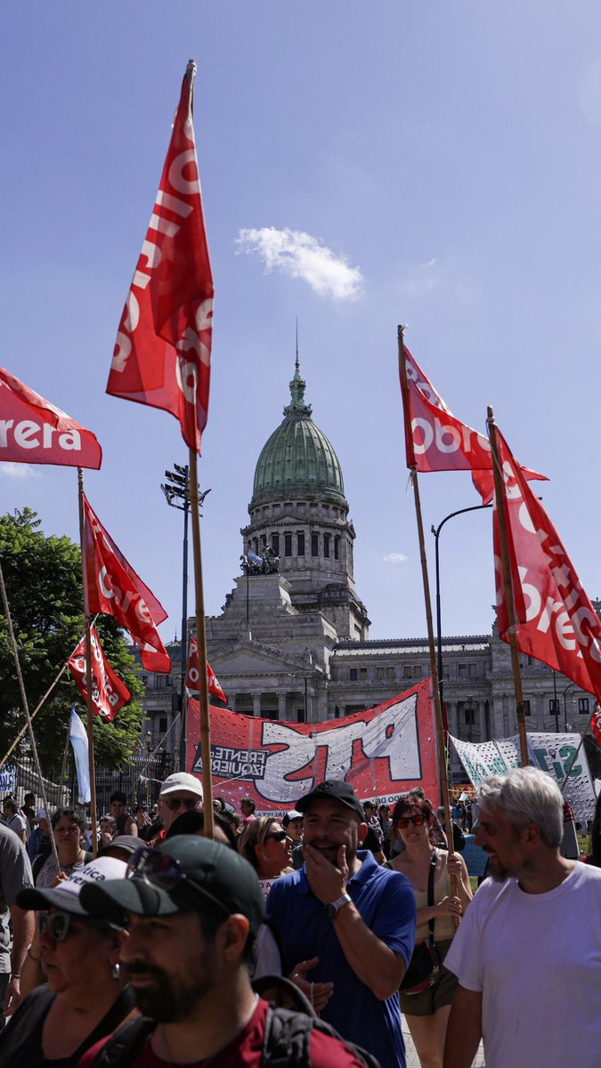 🇦🇷 | Los manifestantes argentinos fueron atacados con cañones de agua afuera del Congreso durante la cuarta huelga general desde que el presidente Javier Milei asumió el cargo.