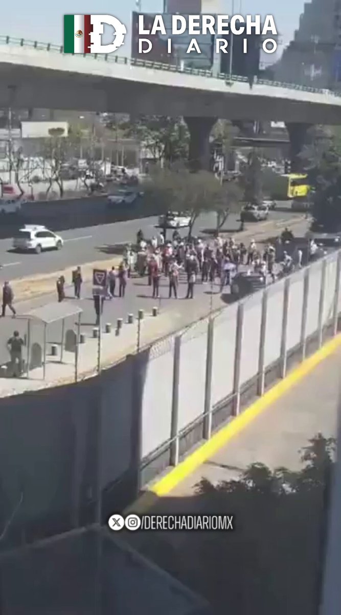 🇲🇽 | NO JUNTÓ A NADIE: Apenas unas decenas de esbirros del bañagatos Jesús Ramírez Cuevas se presentaron a protestar en las instalaciones de TV Azteca, exhibiendo su pobre poder de convocatoria porque no es querido por la gente.