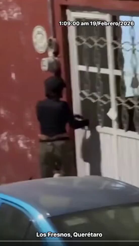 #EnBocaDeTodos: 🚨🏠 Captan a mujer intentando abrir casas en Los Fresnos; huyó al ser confrontada 📹⚠️ Un vecino de la colonia Los Fresnos, en la capital de #Querétaro, logró captar en video el momento en que una mujer intentaba abrir un domicilio metiendo la mano por encima de la reja. Al percatarse de la situación, el ciudadano comenzó a grabar y confrontó a la mujer, quien de inmediato emprendió la huida. De acuerdo con el denunciante, la mujer no actuaba sola, ya que era acompañada por un hombre que caminaba metros atrás empujando un carrito de supermercado. Los hechos ocurrieron alrededor de la 1:00 de la madrugada del 19 de febrero de 2026, sobre la calle José María Rivera, casi esquina con San Roque. Vecinos piden mayor vigilancia en la zona y exhortan a la ciudadanía a reportar cualquier actividad sospechosa al 9-1-1. 🚔📲