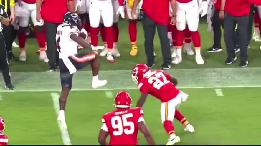 Ryan Poles got dragged for giving D’Andre Swift 3 years, $24M ($8M AAV). Turns out… that was a steal. D’Andre Swift: • 1,554 total yards • 11 TDs They went at him for not resigning David Montgomery ($9M): • 908 total yards • 8 TDs Same free agency class: • Josh Jacobs ($12M) — 1,208 yards, 14 TDs • Tony Pollard ($7M) — 1,288 yards, 5 TDs Ryan Poles is owed an apology.