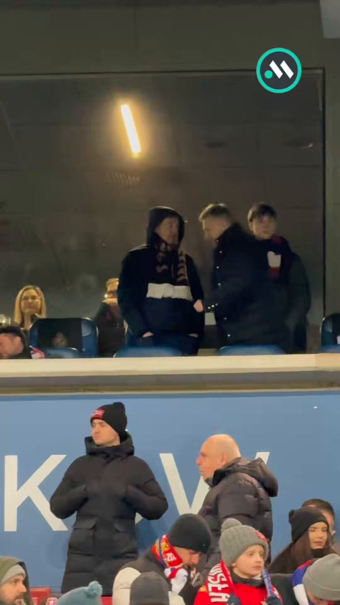 🎥 Cezary Kulesza gościem derbów Krakowa. Prezes PZPN ogląda mecz Wisła - Wieczysta w towarzystwie właścicieli obu klubów: Jarosława Królewskiego i Wojciecha Kwietnia.