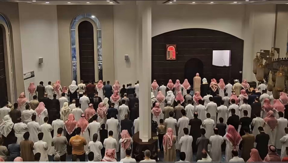 إِعْجازُهُ عظيم وَبَيانُهُ بليغ وَوَصْفُهُ دقيق يُدْرِكُ الأَبصارَ بِقُدْرَتِه ويُحيطُ العبدَ بِلُطْفِه الجليلُ في ذاتِه العظيمُ في صفاتِه العزيزُ في سلطانِه نورٌ لا يُضاء قيّومٌ لا ينام قويٌّ لا يُضام أمَّنَ كلَّ مَن إليه التجأ وحفظَ بِقُدْرَتِه كلَّ مَن إليه قصد لا يعبأُ بِصَفْصَفَةِ الكلام ويَفهمُ ما عجزَ عن وَصْفِه اللسان لا يَخذُلُ عبدَه بين يديه إذا انكَسَر ولا يتركُ المحتاجَ إليه إذا افتقر لا إلهَ إلا الله عددَ ما مشى فوقَ الأراضينَ ودَرَج لا إلهَ إلا الله بيدِه مفاتيحُ الفرج