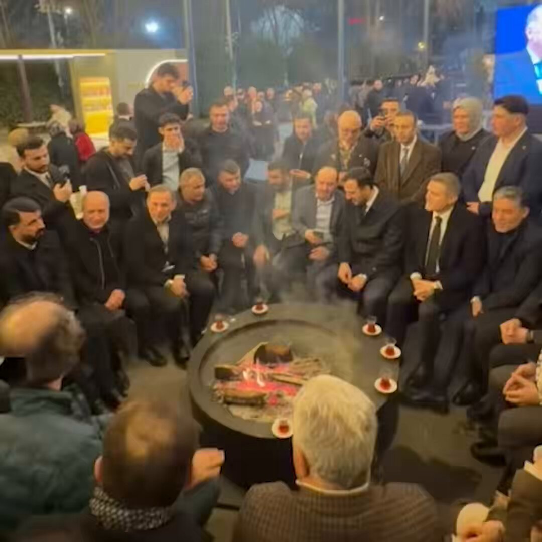 Ramazan ayına özel AK Parti İstanbul İl Başkanlığı önünde çeşitli etkinlikler düzenlendi. Ateş etrafında toplanan partililer, hep bir ağızdan türküler söyledi.
