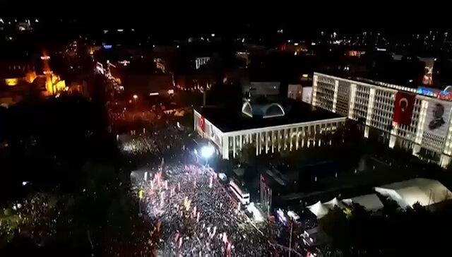 "Yüklenme derdini bir başına... Burdayız kardeşim biz, daha ölmedik!" Tarihin en büyük demokrasi direnişini Türkiye'mizde ilmek ilmek örüyoruz. Sonuna kadar!