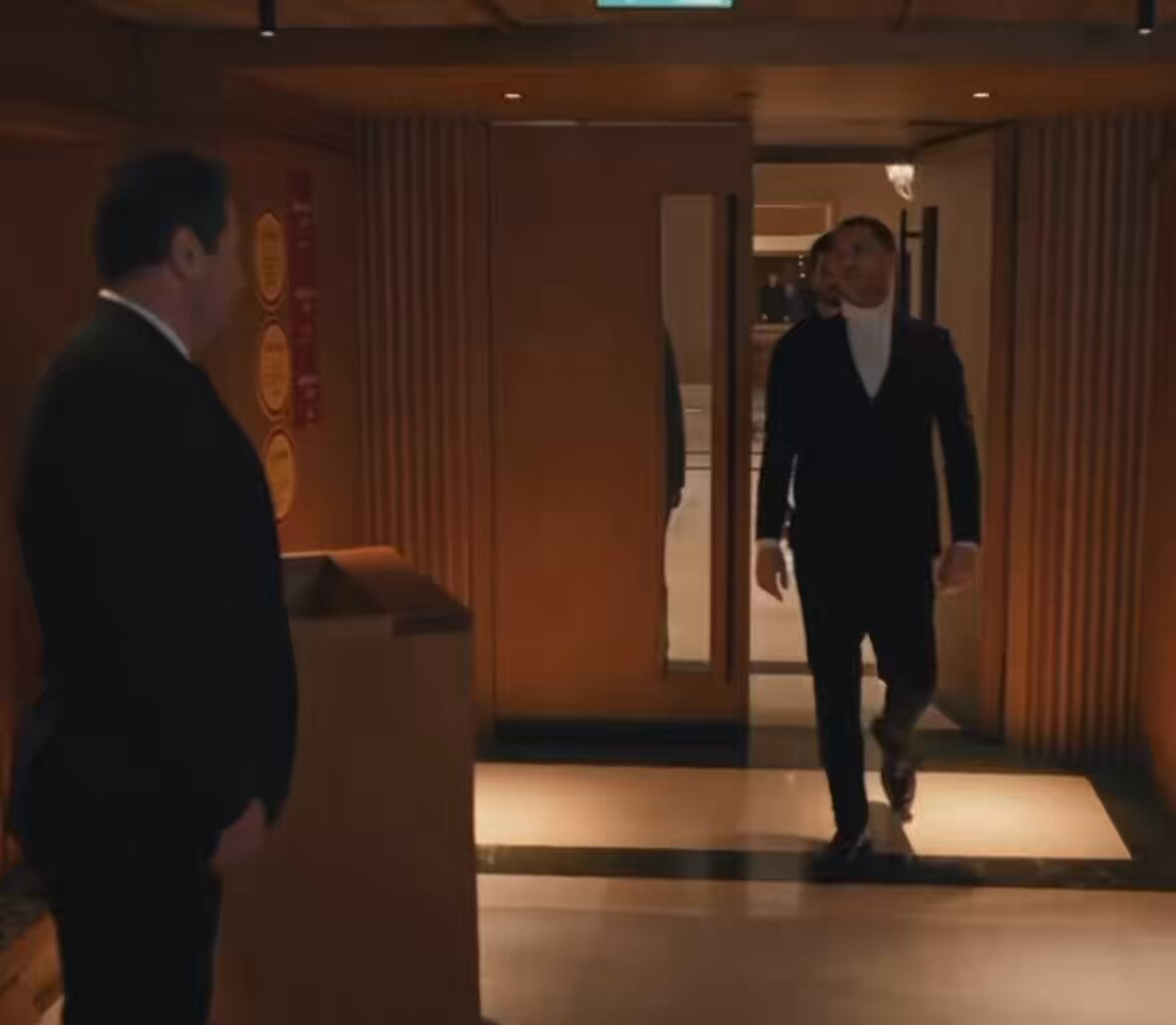 Birkaç ay önce engellemiştim iyi ki de engellemişim. Çünkü kusura bakma ama fan falan değilsin işine yap geç. bu bakış açısı gerçekten akıl alır gibi değil. Bir de sana “kötü” bir haberim var: Dizi YouTube’da rekor kırıyor, çarşamba günü de liderliği alıp ilk sıraya yerleşiyor. Ne yaparsanız yapın, #esrefrüya gibi boş boş dolaşıp rüyam nerede? diye gezinen bir karakter izletmiyorlar. Sonra da çıkıp Eşref tek diyerek, sırtını dönmüyorlar 50 bölümdür. #Yeraltı nasıl korkuttuysa Edit bile yaptırmış BOZO bunlara 😎