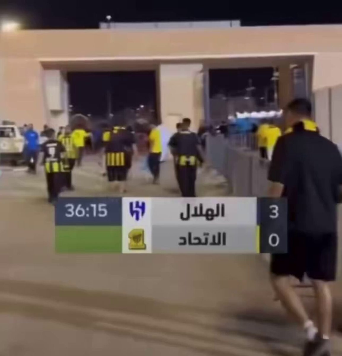 اخر فوز للاتحاد في الرياض 2016 واخر مباراة كانت الثامنه وطلعوا بعد نص ساعة 💀 يُدعى بـ كلاسيكو الكرة السعودية