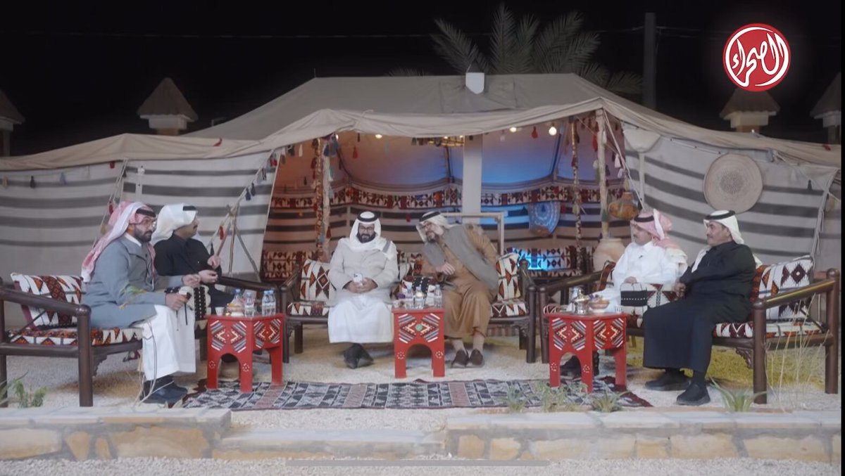 موقف طريف للشاعر بندر السلات الروقي مع شيخ كبير في السن بعد ما استشاره في أول قصيدة كتبها 😄 ووش ردة فعل الشيخ بعد ما سمعها كاملة؟ 👀 برنامج #تعاليل 🌙 الساعة 11:00 مساء 🕚 حصريًا على #قناة_الصحراء 📺