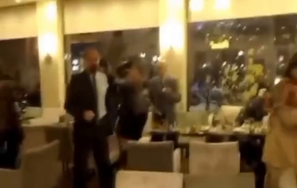 Άδωνις χωρίς μπάτσους vs Άδωνις με μπάτσους!