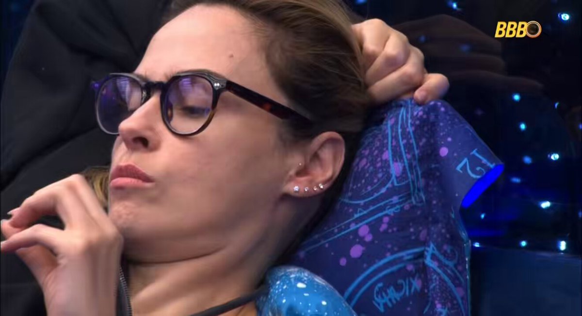 Ana Paula: “Eu não me diminuo para caber em sentimento nenhum, em coração nenhum. Quando eu era mais nova, eu era bem insegura, mas depois fui entendendo quem eu sou e sou muito bem na minha própria pele. É o que Caetano fala: ‘Só eu sei as dores e as delícias de ser quem eu sou.’ É muito sofrido? É. Mas é muito bom também. E eu aprendi a conviver comigo mesma assim.” A maturidade emocional em seu estado puro e bruto! 💜 #TeamRenault #BBB26