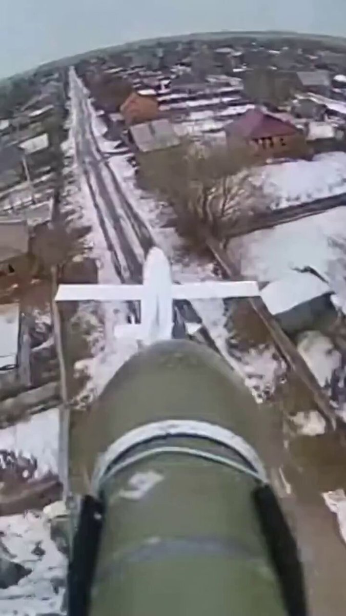 ロシア軍とウクライナ軍のドローン同士のドッグファイト 後方のヤツが白いほうのケツを追いかけるナニかみたいだと思ってしまった…(´ω`)
