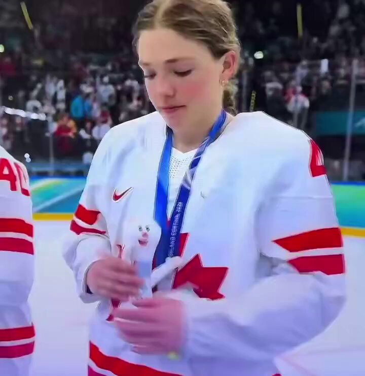 Imagínate que te den un animal de peluche inmediatamente después de perder un partido por la medalla de oro.