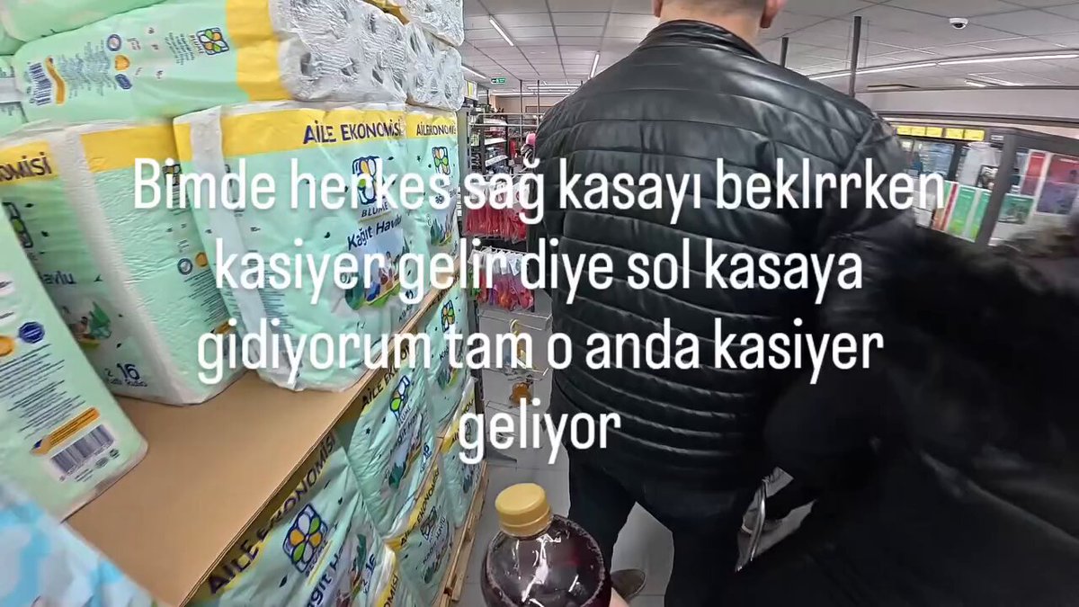 BİM’de herkes kasa beklerken diğer kasaya geçince kasiyerin geldiğini söyleyen kuryeye sırada bekleyenlerin çektiği muamele sosyal medyayı ikiye böldü,kuryeyi haklı görenler hızla azalmaya başladı?