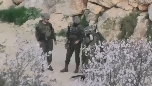 Bakın bu terörün kayda alınmış belgesidir,israil askerleri,Batı Şeria'da El-Muğayyir köyünün girişine gelmiş,köyün içine göz yaşartıcı gaz atıyorlar,ortada ne bir eylem var,ne çatışma,birde tanınmamak için maske takmışlar,Filistin halkının her gün yaşadığı klasik israil terörü