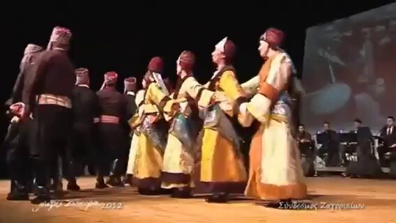 Yunanistan'a gönderilen Ortodoks Karamanlılar. Karaman Türkleri demiyorum zira kendilerini Türk hissetmiyorlar. Baba Eftim onlara Türk olduklarını söylüyorken birçok aile oralı olmayıp Yunan İzmir'e çıktığı için lokma dağıtırmış. Yazık ki Yunanistan'daki son neslin dili yok oldu.