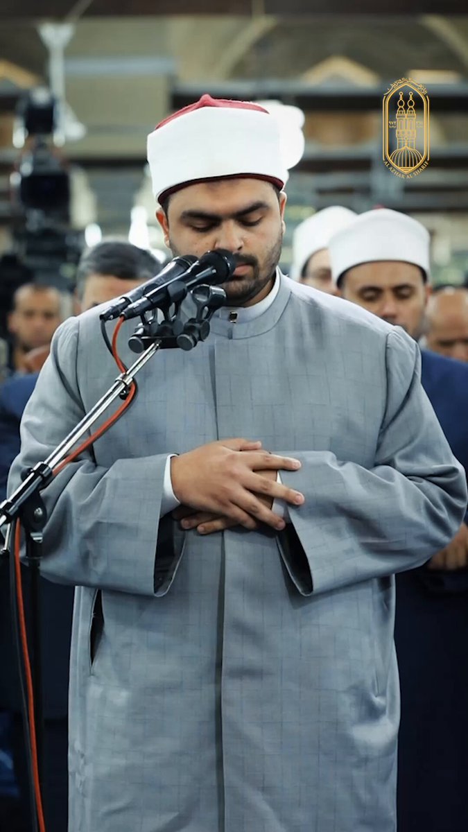 أتمَّ حفظ القرآن في سنِّ العاشرة.. الطالب محمد عبدالنبي جادو، الطالب بكليةِ الطبِّ بجامعة الأزهر، يؤمُّ آلاف المصلين بالجامعِ الأزهرِ في صلاةِ التراويحِ في ثالثِ ليالي شهرِ رمضان المبارك. #شهر_رمضان #صلاة_التراويح