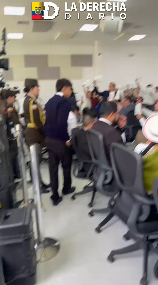 🚨🇪🇨 | RIDÍCULOS: En plena sesión, la bancada de borregos correístas levantaron carteles exigiendo "Respeto a la autonomía de los GADS", mientras demuestran que solo defienden el despilfarro y el caos sin aportar nada.