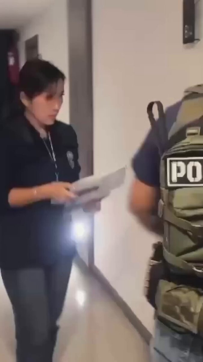 🇹🇭 Footage of an overstaying Irishman arrested at a hotel in Bangkok on a warrant linked to fraud and hacking. Josh, 50, allegedly hacked a Thai woman’s PayPal, stole ฿1.7m, and evaded arrest for 2yrs using forged passport docs and cloned credit cards to stay in 5-star hotels.