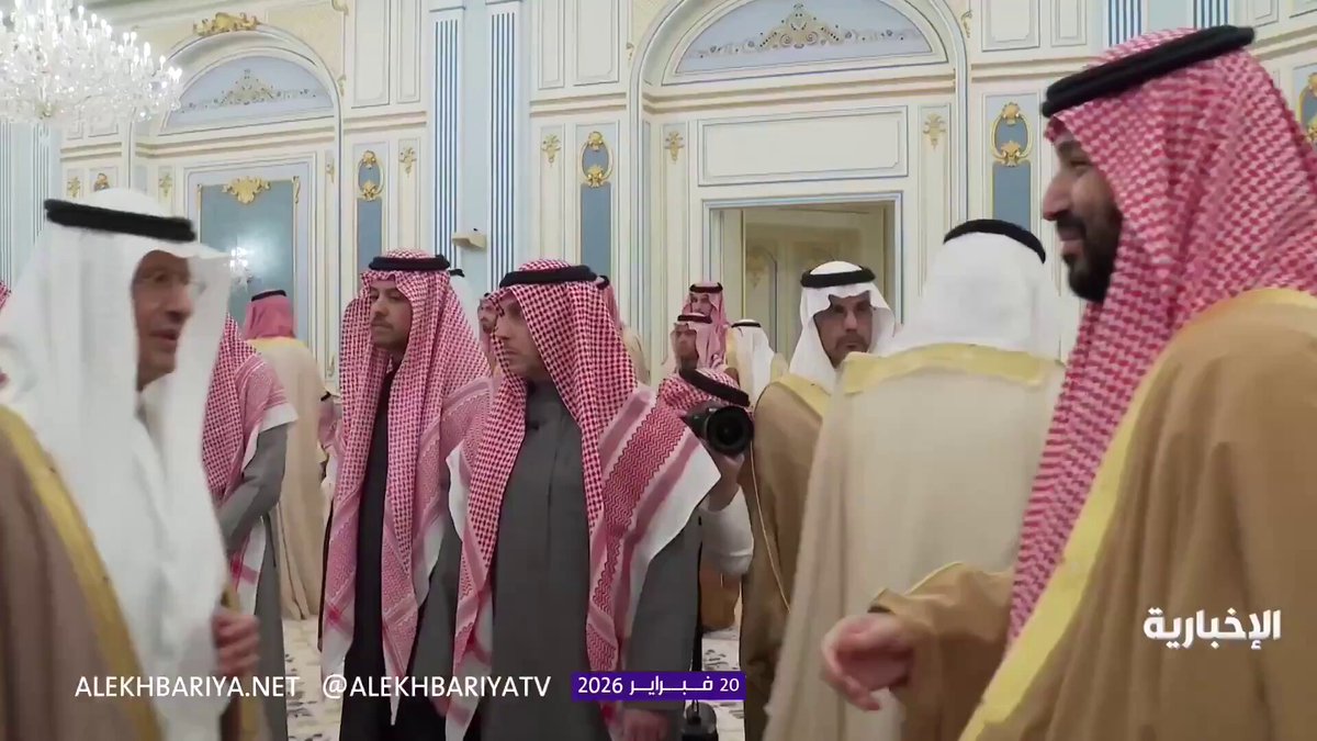 #المدينة… حيث يتجلى أصل الدولة ما لا يُقال في #السياسة… يُفهم في المدينة أن يزور #ولي_العهد_الأمير_محمد_بن_سلمان #المدينة_المنورة في هذا التوقيت تحديدًا، فهذا ليس حضورًا دينيًا فقط، بل عودة واعية إلى أصل المعنى. المدينة هنا لا تُقرأ بوصفها مكانًا مقدسًا فحسب، بل بوصفها جذر الرسالة الأولى، ومركز الاتزان بين الإيمان والدولة، وبين الروح والمسؤولية. ليست زيارةً عابرة، ولا مشهدًا روحانيًا منفصلًا عن سياقه، بل لحظة تُفهم حين يُترك للمعنى أن يظهر دون شرح. وفي تقاطع #رمضان مع #يوم_التاسيس، تتكلم الدولة بلغتها الأصدق: دينٌ بلا استعراض، وقيادةٌ بلا ضجيج، ومعنى لا يحتاج إلى خطاب كي يُفهم. في أحد أكثر المشاهد دلالة، دخل #ولي_العهد المجلس، فسلّم أولًا على مفتي المملكة، ثم تقدّم الحضور للسلام عليه. ترتيبٌ لا يُقرأ كمجاملة، ولا يُفسَّر كبروتوكولٍ عابر، بل كرسالة صامتة تُقال بالفعل لا بالقول: أن المرجعية في هذه الدولة مقدَّمة في السلوك، وثابتة في الترتيب، وحاضرة دون حاجة إلى إعلان. هنا لا تُستَحضر المرجعية، ولا يُعاد التذكير بها، لأنها لم تغِب أصلًا. إنها تظهر حين يُدار المشهد كما ينبغي، وحين يُفهم أن بعض الرسائل تفقد قيمتها متى قيلت صراحة. هذا النوع من اللحظات لا يُدار بالكلمات، ولا يُنتج أثره عبر التصريحات، بل عبر بناء المشهد ذاته: من يتقدّم، ومن يتأخر، ومن يُسلَّم عليه أولًا. هنا يعمل #الاتصال_الاستراتيجي في أكثر صوره نضجًا؛ حين تُنقَل الرسالة بالفعل، لا بالقول. وفي زمنٍ إقليميٍّ تتزاحم فيه الرسائل العالية، تختار #السعودية أن تُخفض الصوت، وترفع المعنى. في المدينة، لا تعود الدولة إلى أصلها، لأنها لم تفارقه. لكن الأصل يتجلّى أوضح ما يكون حين يُقرأ المشهد بوعي، ويُترك للترتيب أن يقول ما لا تقوله السياسة. #غلا_أبوشرارة #رمضان_كريم #يوم_بدينا_1727