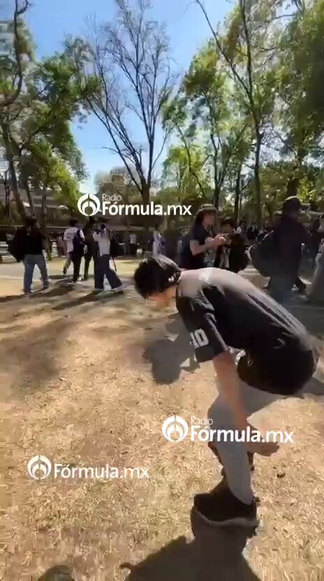 Sí llegó un therian 🐶, camina en 4 "patas" y jadea: Jesús, es el primero en presentarse a CU, asegura que su theriotype es un perro, solo que hoy no se caracterizó. 🤔