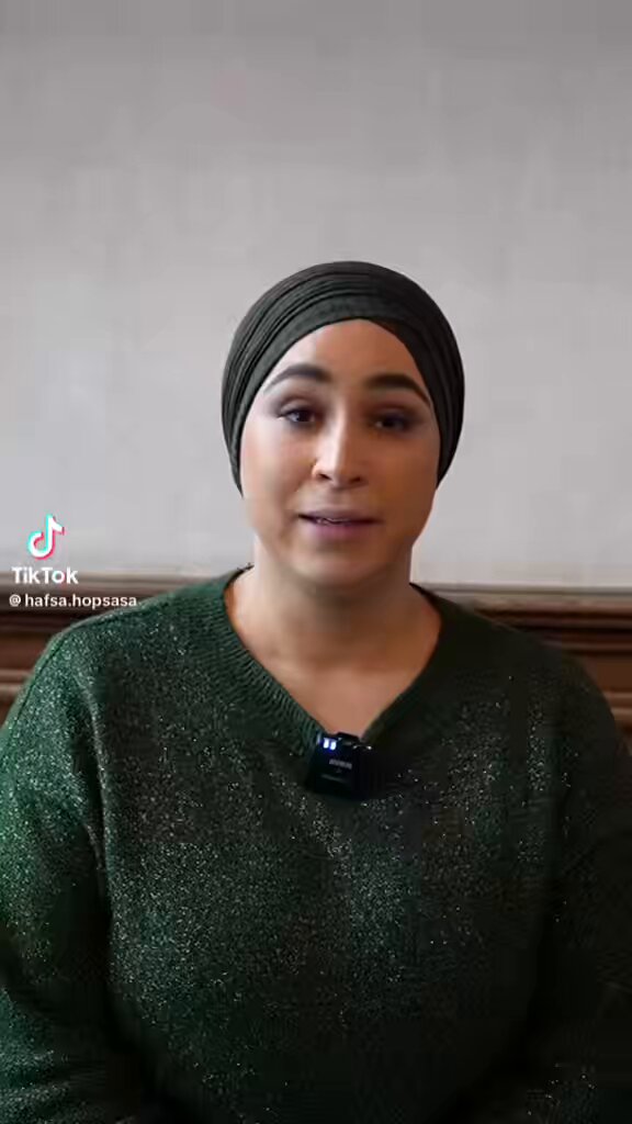 Massamoorden in Iran ,daar hoor je deze Belgische hoofddoek niet over. Nee,alleen over Israël. Deze hoofddoek is solidair met haar moslim-broeders van Hamas en Hezbollah
