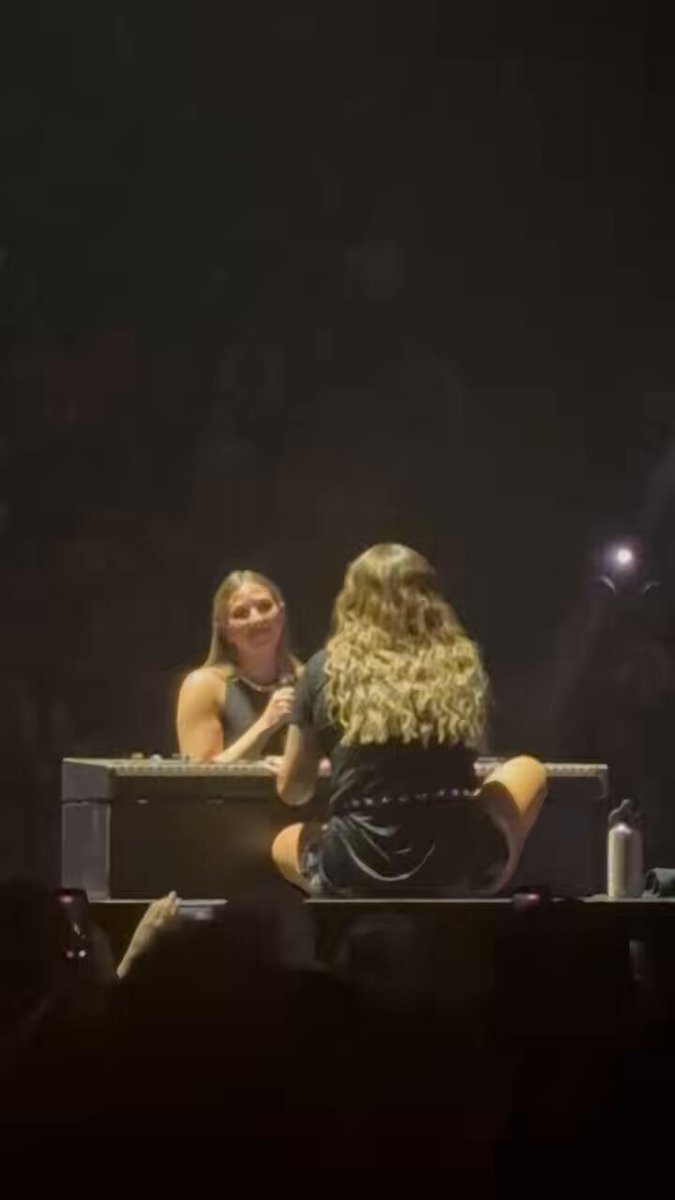 Héléna est là pour chanter « Summer body » avec Louane ! #Héléna #Louane