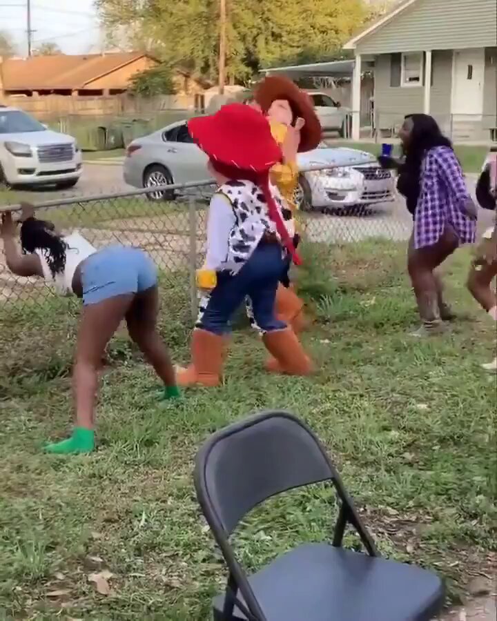 Menino fica envergonhado e chateado depois que sua mãe solteira fez twerk no dia do seu aniversário na frente de outras crianças 👀🤡🥶