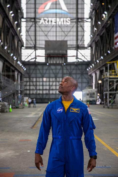 Una misión histórica requiere una tripulación extraordinaria. 🚀 Te presentamos a Victor Glover, astronauta de la NASA y piloto de NASA Artemis II, el primer vuelo de prueba tripulado del programa Artemis. Conoce al equipo: