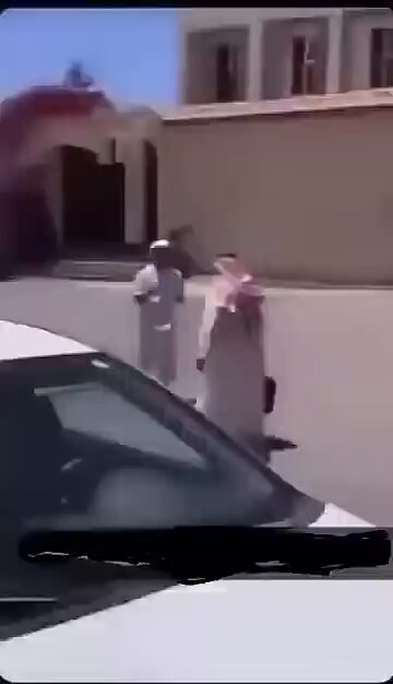 هذه اخلاقهم وهذه تربيتهم !! طالب سعودي يضرب معلمه, نحن نطالب بالتربية لهذه الاشكال قبل التعليم . #السعودية