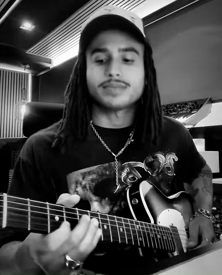 amo demais ele tocando like this 🥹