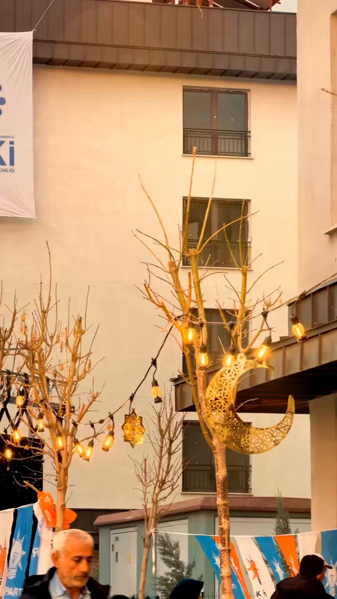 Gaziantep’in acısını da sabrını da nasıl ayağa kalktığını da en iyi biz biliriz. Bu sadece bir iftar sofrası değil; evladıyla, kardeşiyle, annesiyle, babasıyla kocaman bir aile buluşması. 📍Nurdağı #MilletimizleNiyetimizBir
