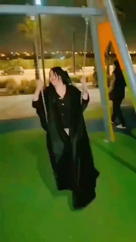 شاهدوا إلى اين وصل الامر والحقاره ترك الغيره وكيف التبرج هذا اب سعودية يترك بنته تتبرج في حديقه في #السعودية ويترك صديقه يتغزل ببنته وفي ليالي #شهر_رمضان_مبارك وهوا يصور😱