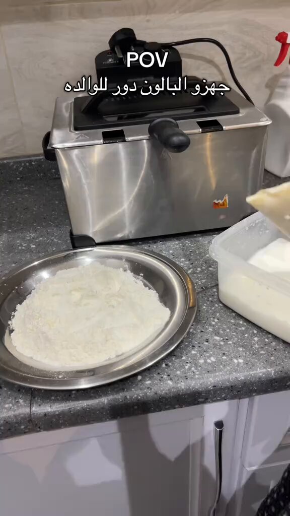 طريقتها في قلي السمبوسه عشان ما ماتشرب زيت فضلوها👏🏻