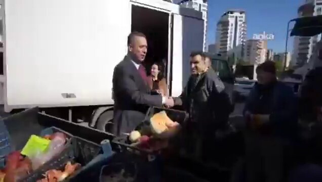 Teyze, sen açlıktan ağlarken karşındaki adam her gece tanesi 414 dolar olan puro tüttürüyo haberin olsun. Gerçi bunlar hep efkardan. 🤣