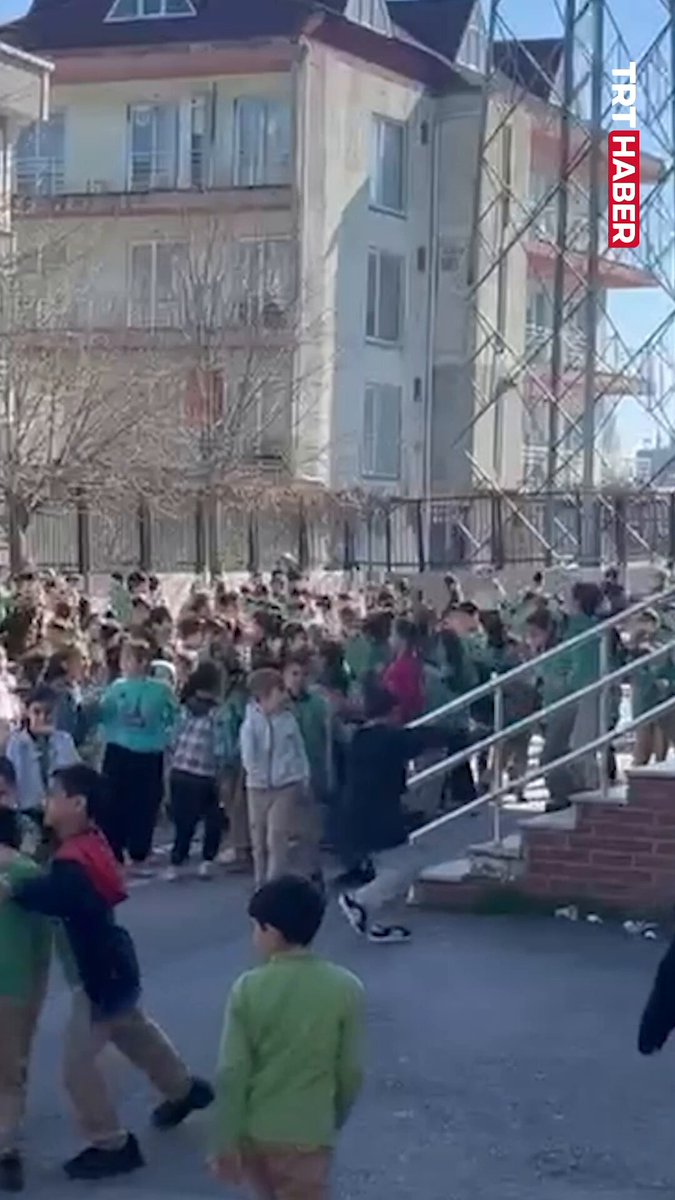 Ramazan etkinlikleri kapsamında Büyükçekmece Şehit İbrahim Akdemir İlkokulu öğrenciler ders arasında dinletilen ilahiye hep bir ağızdan eşlik etti.