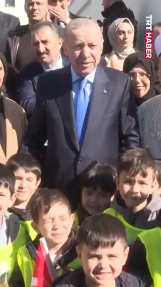 "Tayyip Dede, seni çok seviyoruz." Cumhurbaşkanı Erdoğan, İstanbul Ataşehir'de vatandaşların ve çocukların sevgi gösterileriyle karşılandı.