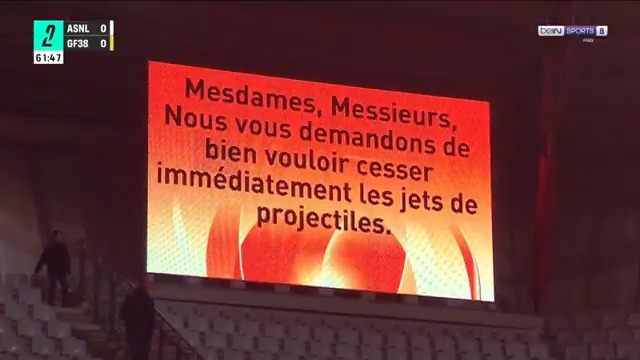🚨 LE MATCH ENTRE NANCY ET GRENOBLE EST ARRÊTÉ DEPUIS PLUS DE 40 MINUTES À CAUSE DES FUMIGÈNES ET DE JETS DE PROJECTILES ! 🧨 Ça devrait reprendre dans quelques minutes.