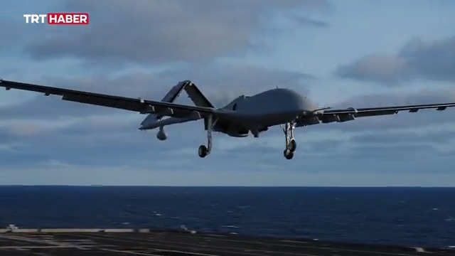 NATO'nun Steadfast Dart 2026 Tatbikatı'nda TCG Anadolu'dan havalanan Bayraktar TB3, Baltık Denizi üzerinde Eurofighter Typhoon savaş uçaklarıyla ortak uçuş yaptı. TB3, 8 saatlik uçuşta 1700 kilometre mesafe kat etti.