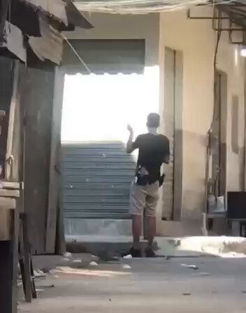 Eu falo que esse gg é vacilão kkkkk Olha ele aí de novo doidao se segurando no fio pra não cair de tanto bleck lança cuzao bate em morador ..... morador agradeceu ele sair do areal agora nos vai pegar na pista cuzao kkkkkk vacilão!!!!!!