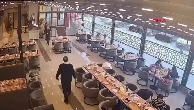 🔴 İftar Saatinde Restorana Kurşun Yağmuru: “U.T.’nin Selamı Var” Diyerek 5 El Ateş Açtı Çorum’da iftar saatinde bir restorana giren kimliği belirsiz şüpheli, işletme sahibi Burhan D.’ye “U.T.’nin selamı var” diyerek tabancayla 5 el ateş açtı. Müşterilerin içeride bulunduğu sırada gerçekleşen saldırıda kurşunlar kimseye isabet etmedi. Panik anları iş yerinin güvenlik kamerasına yansıdı. Görüntülerde şüphelinin ateş ettikten sonra hızla kaçtığı, müşterilerin ise korkuyla kaçıştığı görüldü. Olayda yaralanan olmazken polis, silahlı saldırganın yakalanması için çalışma başlattı.
