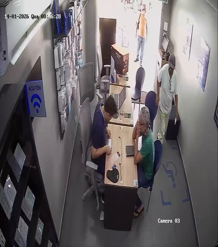 🚨BRASIL: Idoso de 64 anos tenta matar a facadas o gerente de uma loja da TIM em Carpina (PE) por se irritar com as cobranças excessivas da empresa de telefonia.