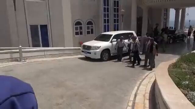 حذرنا وكررنا وقلنا إن الفريق محمودالصبيحي في قصر معاشيق وأن أي تجاوز أو تصعيد سنحسبه استهداف لهذه الهامه الوطنيه والان لا داعي لتكرار التحذير إبنا الصبيحه تعلن حاله الطوارئ في كل مكان. . أنيس منصور